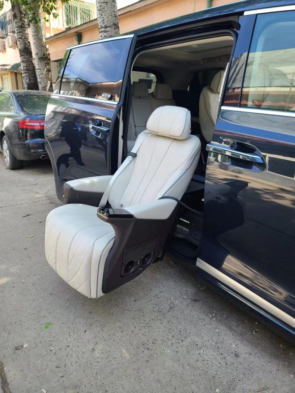 電動(dòng)旋轉(zhuǎn)升降福祉座椅（ SUV+商務(wù)車(chē)） 騰勢(shì)D9-