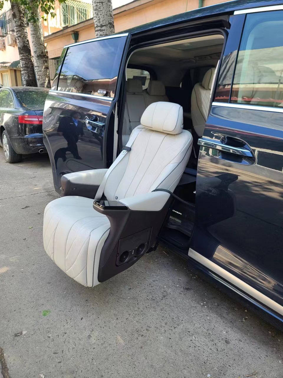 電動旋轉(zhuǎn)升降福祉座椅（ SUV+商務(wù)車） 騰勢D9